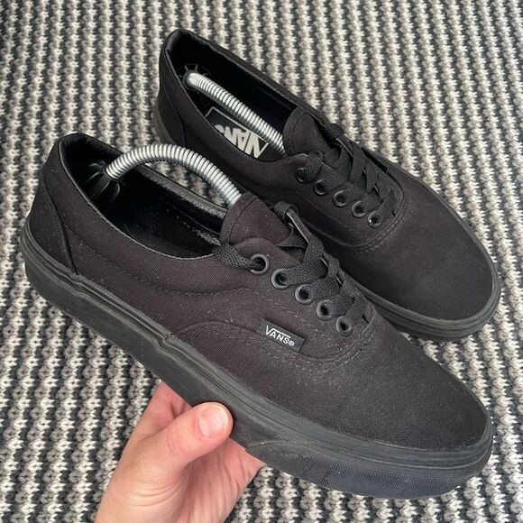 VANS triple black lace up sneaker women’s shoe size 8 - Picture 1 of 9